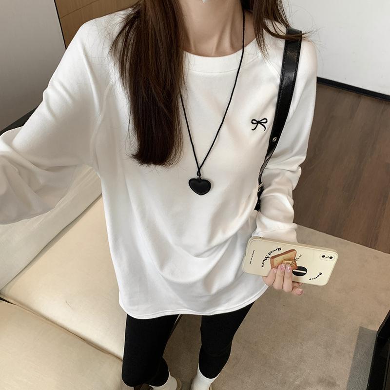 Biały T-shirt z długim rękawem z okrągłym dekoltem, jesienna bluza, warstwa bazowa, leniwy i swobodny podstawowy top o średniej długości dla kobiet