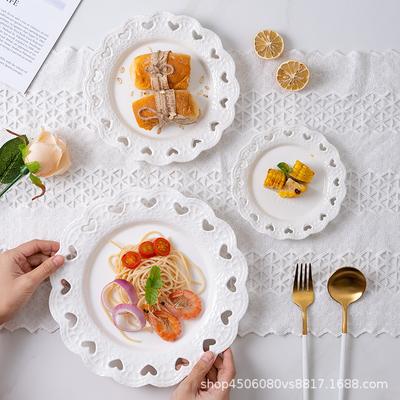 Geprägter Liebesteller, reinweißer herzförmiger hohler Teller, Haushaltsteller für Gemüse, runder Teller, Kuchenteller, Keramik-Dim-Sum-Teller.