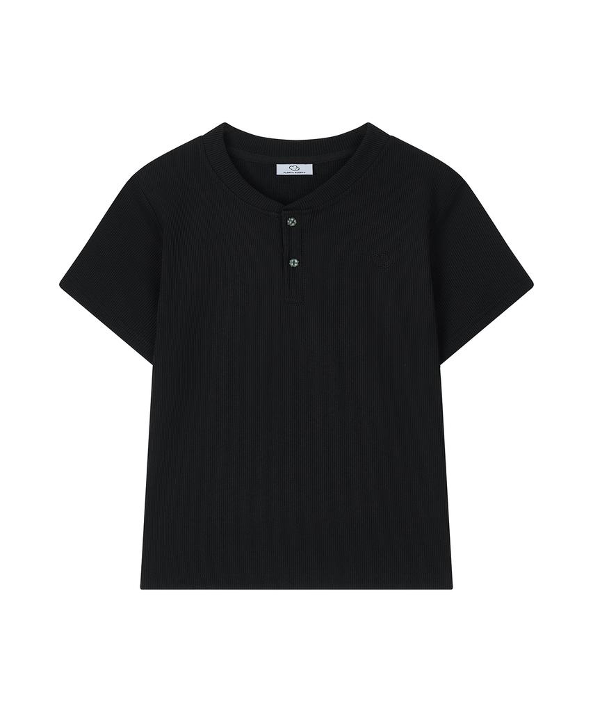 Peullupipeullupi Clover Button Semi-Crop Henley Neck T-Shirt_Black