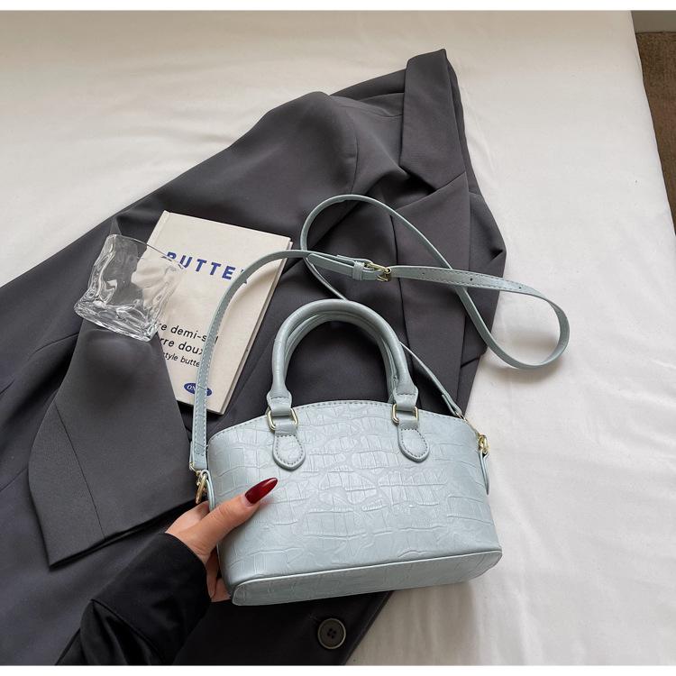 

2025 new niche design trend fashion retro explosion shoulder armpit bag premium texture versatile messenger bag