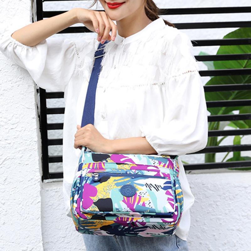 Женская нейлоновая сумка большой емкости с диагональным принтом на одно плечо — фото 4