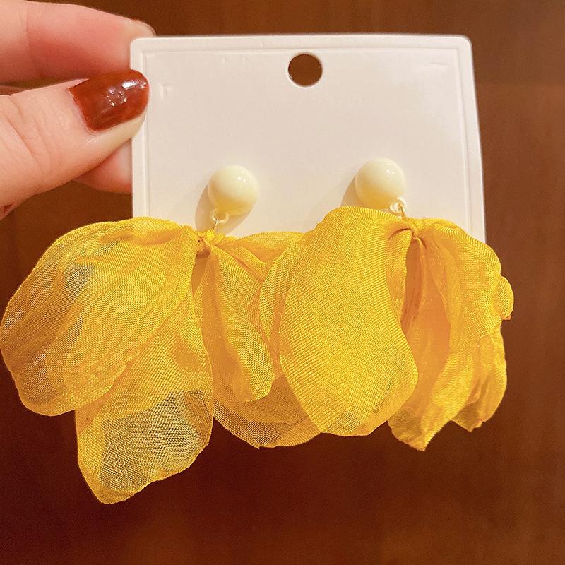 Small fresh yellow mesh flower earrings summer sweet light luxury stud earrings vacation style high-end earrings