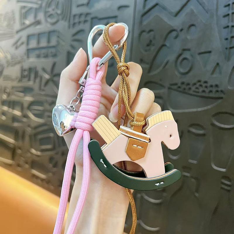 Creative leather rocking horse keychain cute trendy cool PU Trojan horse pendant men and women versatile bag hanging accessories small gifts