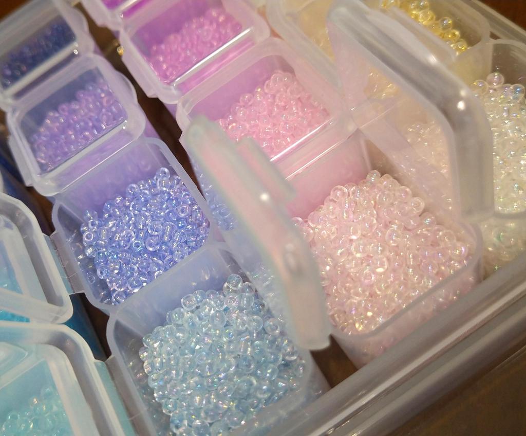 28-Color Set of 2mm Glass Beads, Mixed Colors, for DIY Crafts, Crafts, and Jewelry Making.