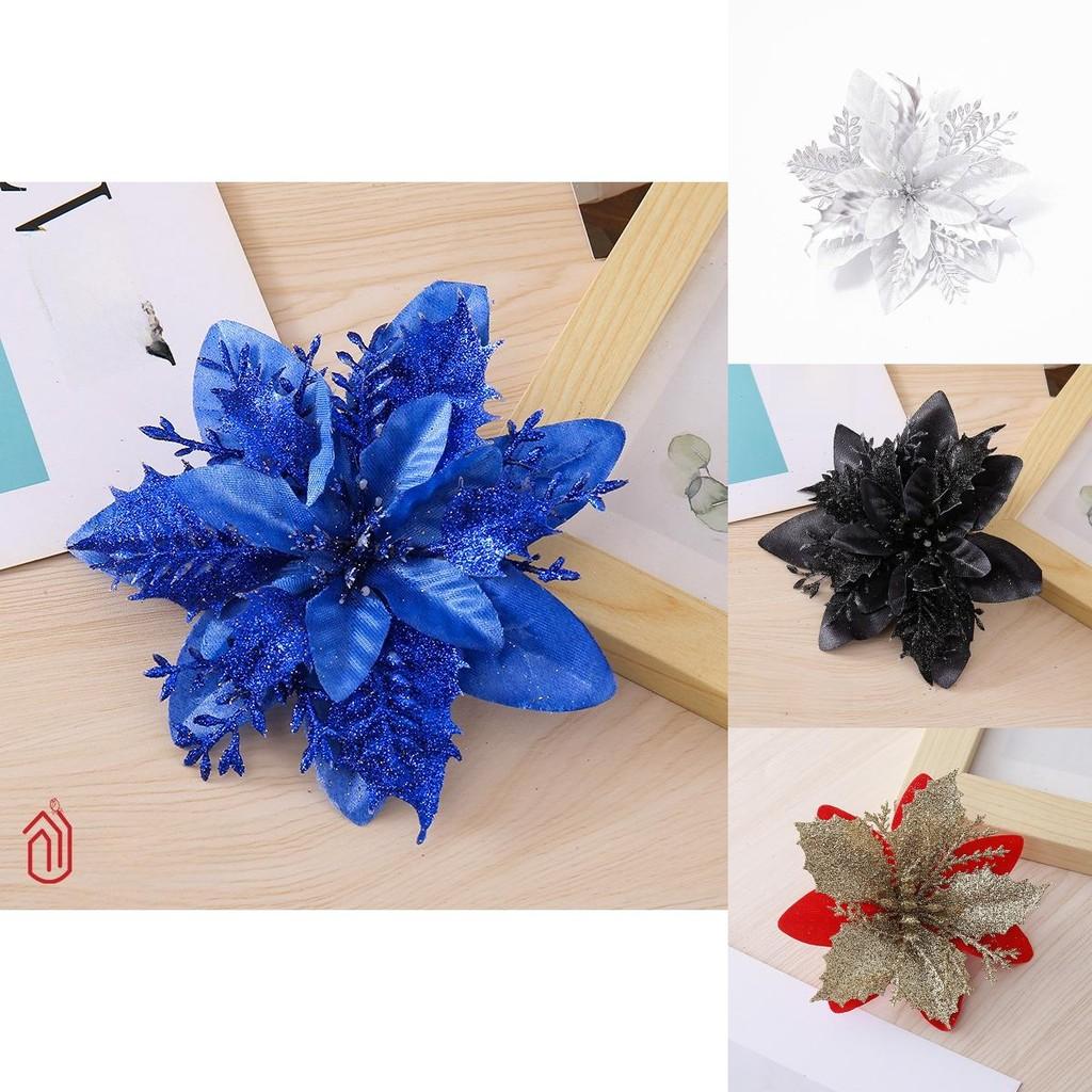 Weihnachtsblumen mit goldener und silberner Kunststoffdekoration für Weihnachtsbaum und festliche Dekoration