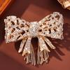 Elegante 3D-Schleifen-Design-Brosche mit Strassstein-Akzent und Quasten-Detail Modernes Accessoire für Wintermäntel Hemden