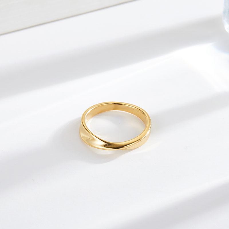 Trendy Möbius Ring: Women's Light Luxury 18K Gold Titanium Steel - Non-fading Stainless Steel Design