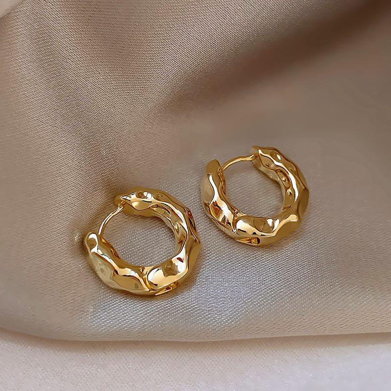 2025 New Arrival Best Selling Accessible Luxury Fancy Pearl Circle Ear Clip Earrings Female Elegant Ear Studs Niche Style Unique Earrings
