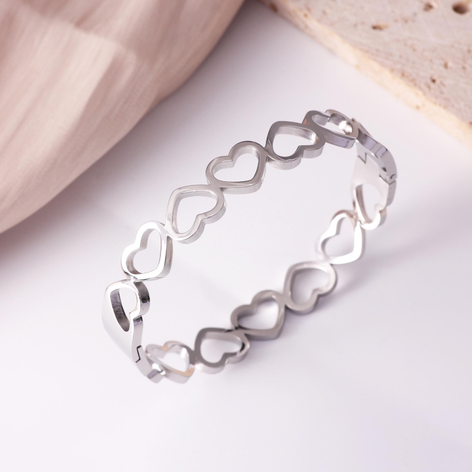 

Универсальный европейский и американский браслет из нержавеющей стали в форме сердца