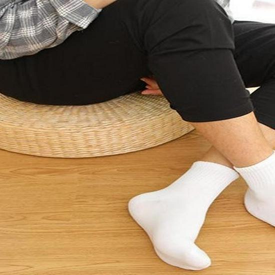 

«100 пар одноразовых носков средней длины черного и белого цвета для мужчин и женщин, прочные и не требующие стирки — идеально подходят для магазинов, торгующих ножными ванночками». middle tube, 1 pair