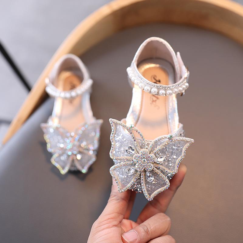 

Милые босоножки с закрытым носком и бантом из страз для девочек - Лето 2024 года, туфли принцессы из полой кожи 28 серебряный