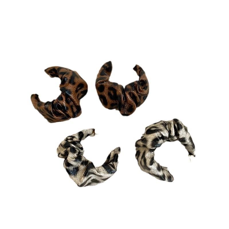 Maillard Pleated Leopard Print Leather Stud Earrings Women'S Exaggerated High Sense Personality Fashion Temperament Versatile Earrings