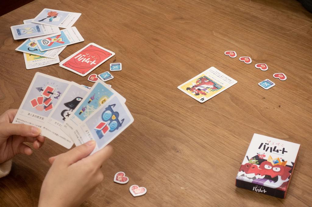 JELLYJELLYGAMES Hungry The key to victory is among 16 A battle card game for two players Bahamut cards! 10-minute