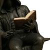 Statua di Uomo con Veste che Legge Mistero Gotico Statuetta Lettura Fantasy Veste Nera Scultura Seduta per Decorazione Libreria Scrivania di Halloween