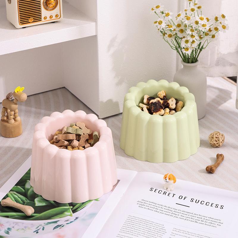 Non Slip Base Pet Slanted Bowl Lace-Edge Vertical Striped Bowl Elevated Design Pet Feeding Bowl