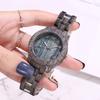 Reloj de pulsera de cuarzo analógico con banda de resina y números árabes con esfera redonda de grano de madera para mujer