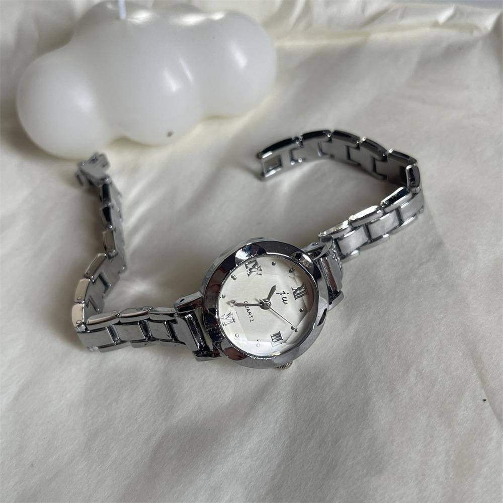 Exquisite Golden Wrist Watch Light Luxury Quartz Wristwatch Classic Women Watch Accessories