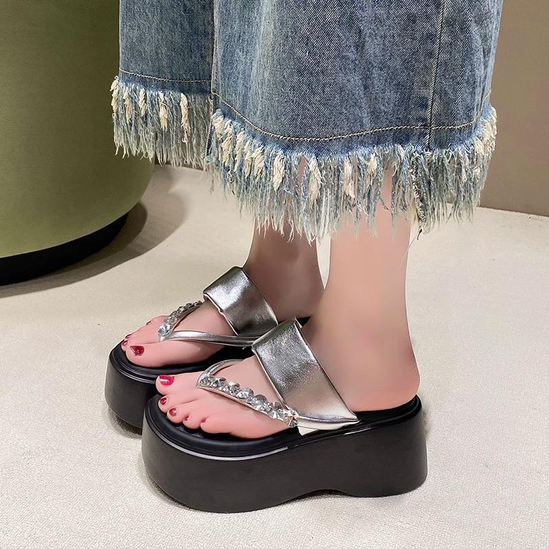 Thick-soled Flip-flops for Women's 2025 Summer New Rhinestone Sandals for Small People To Increase Their Height, Muffin Bottom Beach Cool Slippers