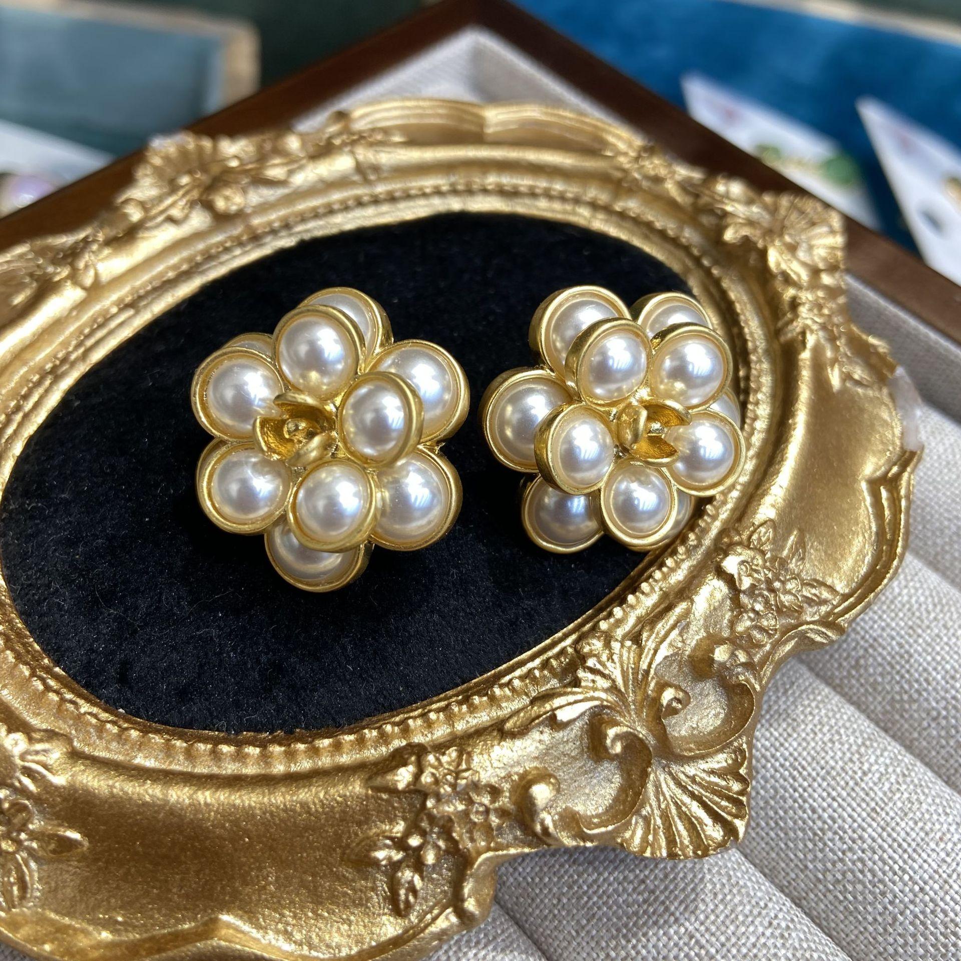 

Серьги-гвоздики Xiaoxiangfeng с инкрустацией из жемчуга и камелии, покрытые медью, стильные серьги из настоящего металла, модный фирменный дизайн, легкие роскошные украшения для ушей