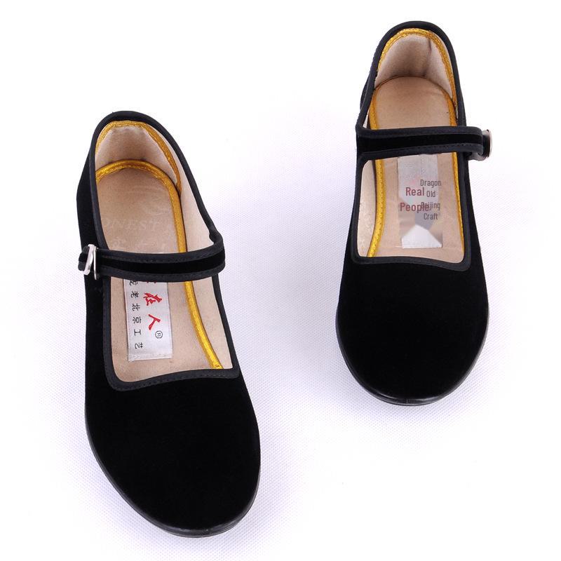 Echte Menschen, alte Peking-Stoff-High-Heels: Hotel-, Supermarkt- und Tanzschuhe für Damen