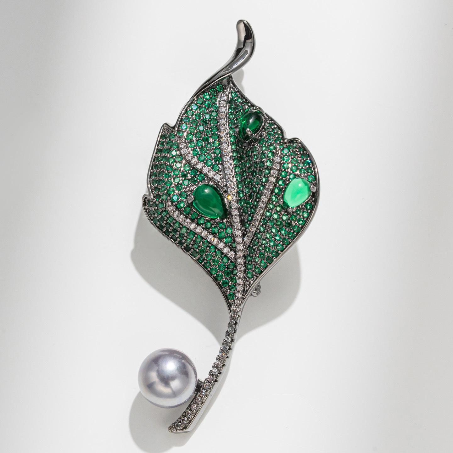 Bo Xin Yun Retro Emerald Leaf Brooch - High-End Antique Design