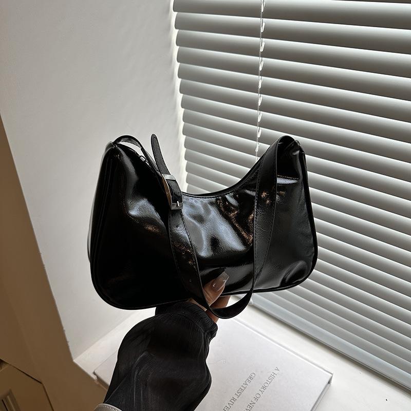 

2025 лето новая мода кэжуал на плечо однотонная популярная зарубежная трендовая дорожная ручная подмышечная маленькая квадратная сумка женская чёрный