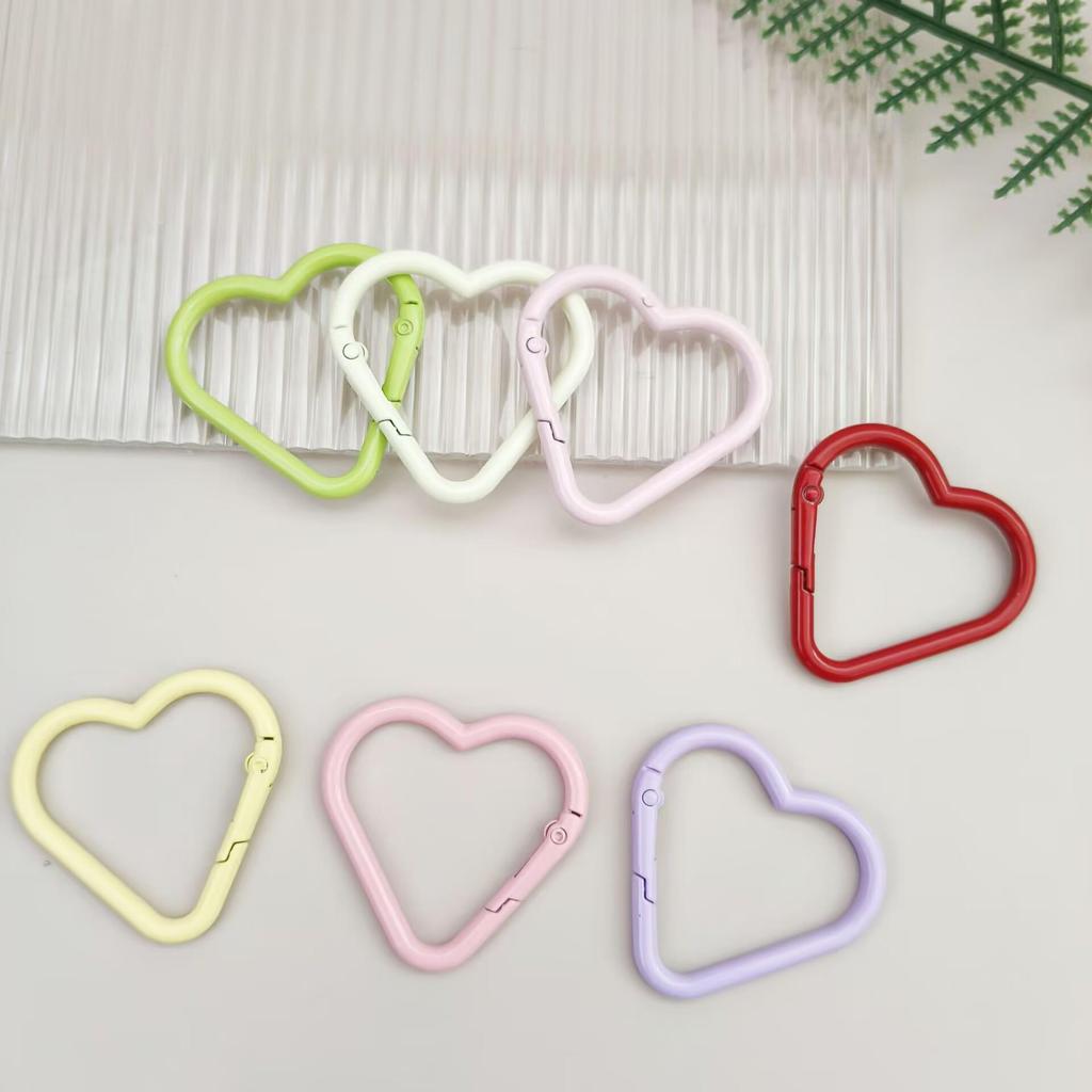 Portachiavi a forma di cuore colorato con moschettone a molla in lega di zinco e moschettone per aggancio animali domestici