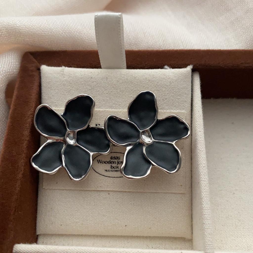 Customized romantic five-petal flower stud earrings, three-dimensional sense of luxury, artistic temperament, advanced elegance, romantic retro