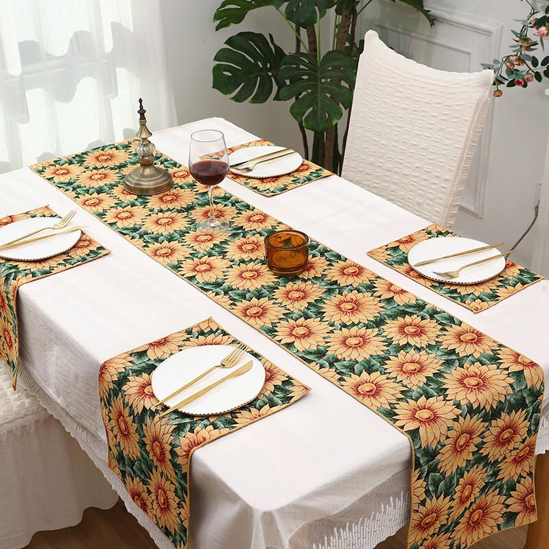 Dearien Pastoral Floral Table Runner