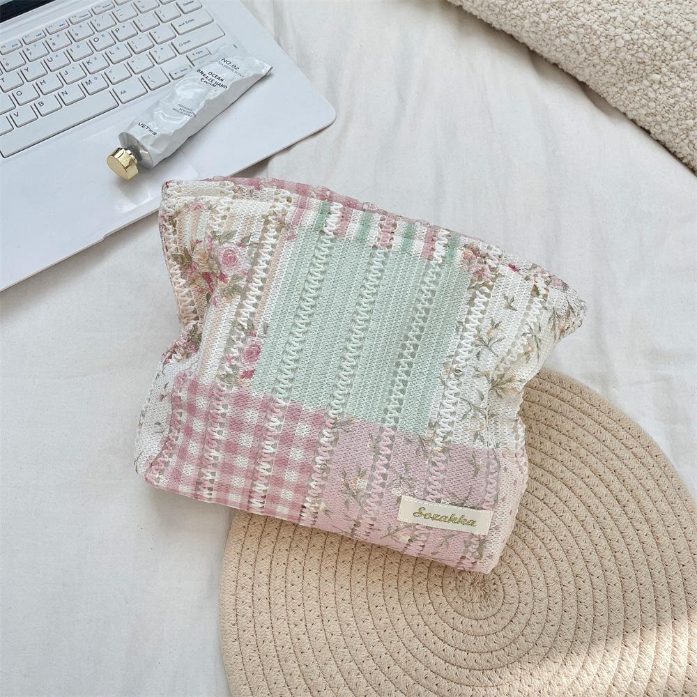 

Small Fresh Hollow Floral Quilted Makeup Bags Clutch Bag Women Cosmetic Bag Soft Large Capacity Travel Organizer Bags Wash Bag