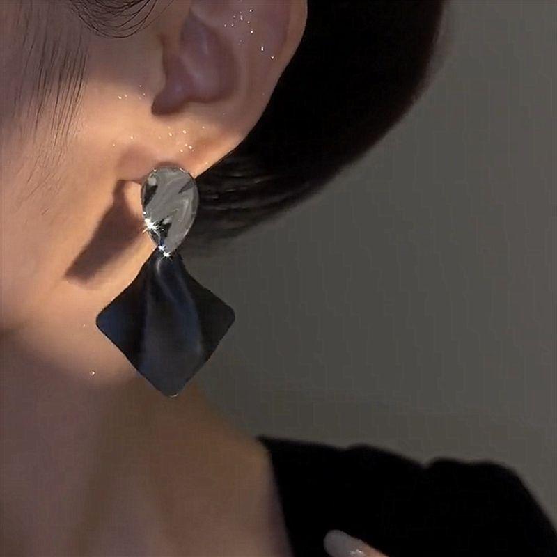Long Black and White Personalized Earrings High-Grade Sense Light Luxury and Simplicity Frosty Style Earrings Tide