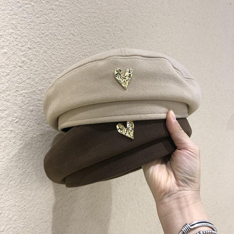 Modische Baskenmütze mit herzförmigem Metall-Accessoire, Baskenmütze aus Polyester für Damen mit Weihnachtsfeiertagsthema, einzigartige lässige Malerkappe für Ausflüge