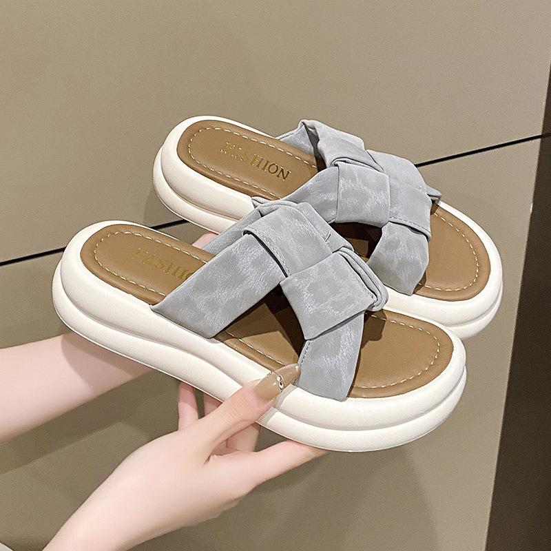 Auf Scheiße treten Hausschuhe Damen Sommerbekleidung 2025 neu Sommer Sommer Damen Schuhe Plateau Freizeit Strand Ein-Wort-Schlappen