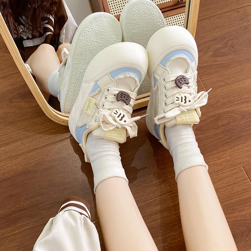 Modne sneakersy na platformie w stylu koreańskim 2025 Wiosna Damskie Dopaminowe Kokardy Grube Białe Buty Chlebowe Lato Urocze Wszechstronne Płaskie na Grubej Podeszwie