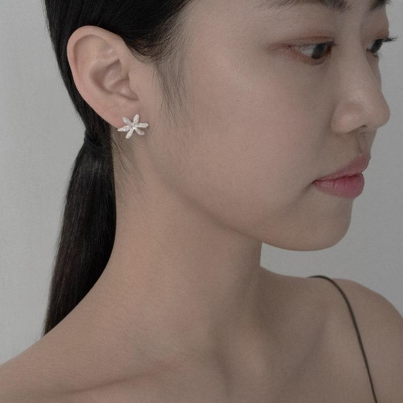 Mouvebament White Flower Earring_Silver925