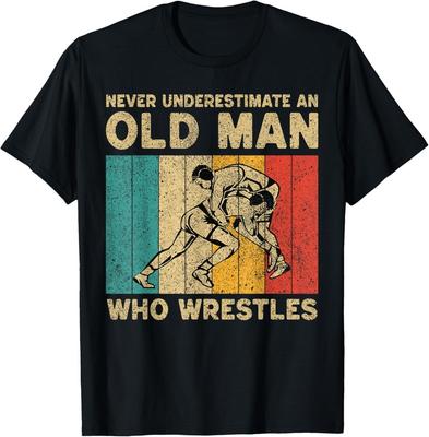 Non sottovalutare mai un vecchio che lotta Maglietta Unisex Regalo per il Wrestling