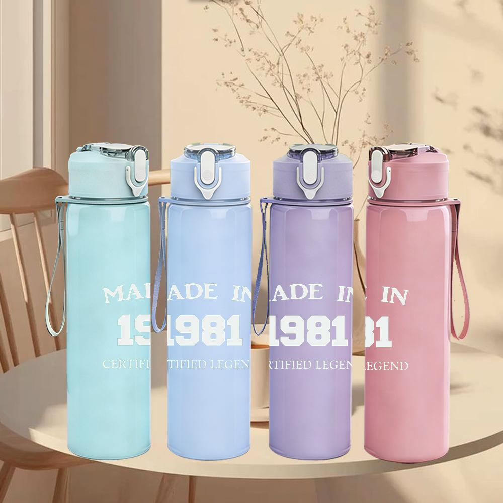 1PC Made In 1981 Faint Pale Text Print 750ml Colorful Plastic Sports Water Bottle Leakproof Pop Up Lid with Straw for Outdoor Work Home Use