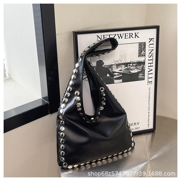 

Новая ретро сумка-подмышка на одно плечо с шипами женская модная из вощеной кожи большого объема нишевая портативная сумка-тоут тренд чёрный