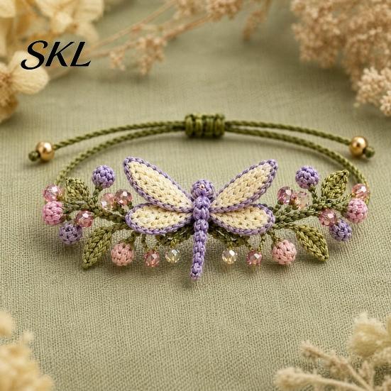 Kit Braccialetto Fatto a Mano Kit Crochet Ispirato alla Natura Fai da Te, Gioielli Uncinetto 3D Animali Piante Set Regalo Set per Creare Fiore Acero Libellula Farfalla,