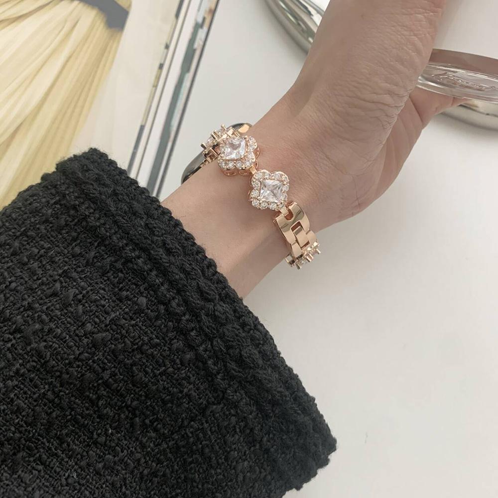 Four Leaf Clover Strap for Apple Watch Series 10 42mm/9 8 7 41mm/SE (2023) SE (2022) SE 6 5 4 40mm/3 2 1 38mm Zinc Alloy Band