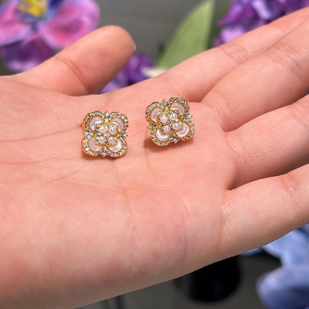 Leichter Luxus Retro Hofstil Perlmutt Vierblättriges Kleeblatt Blume Halskette Ohrstecker High-End Schmuckset