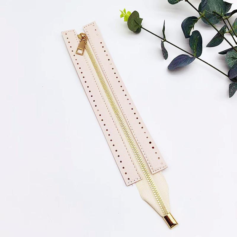 Handgjord flätad läderväska med metallblixtlås