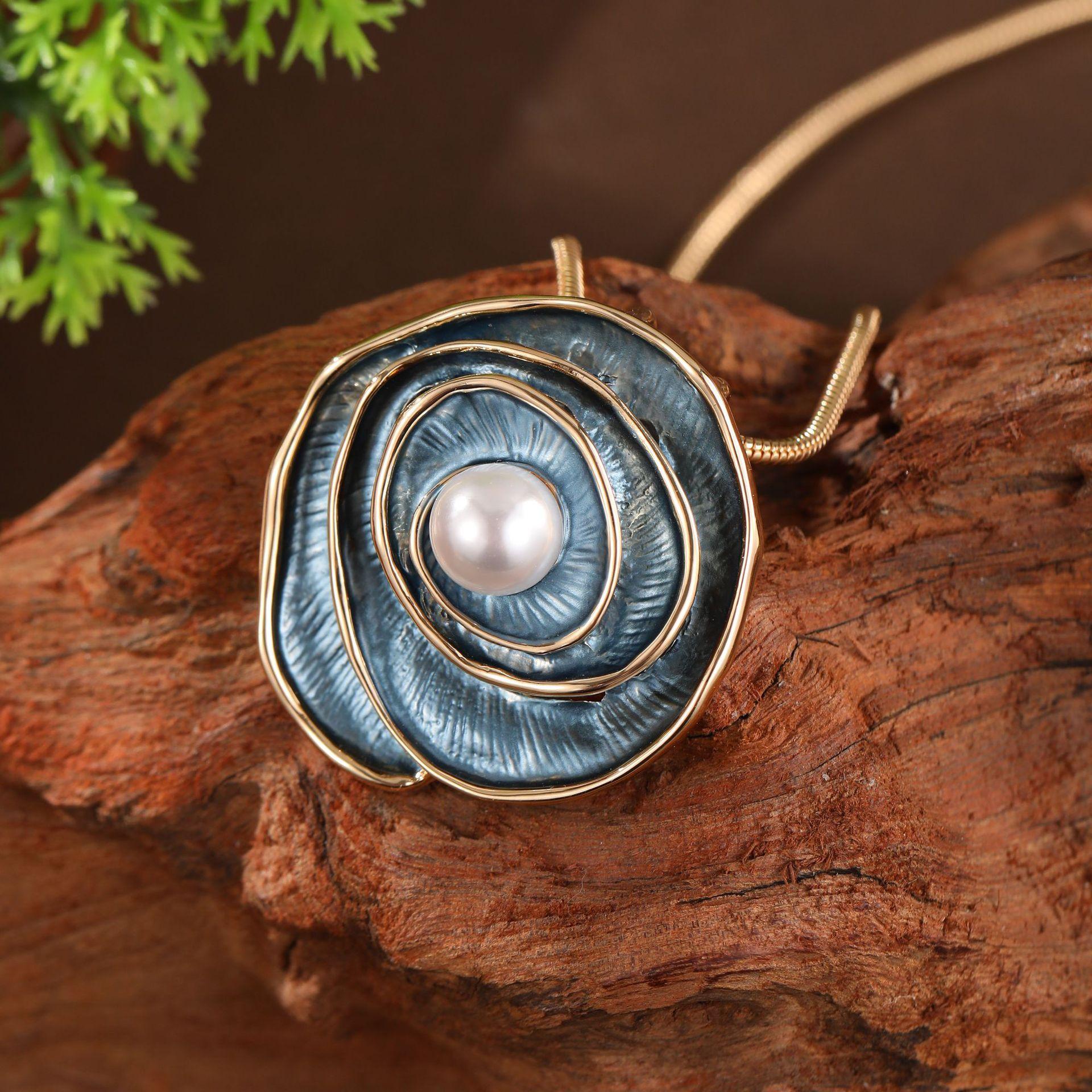 

Эмалевая роза с инкрустацией жемчугом, высококлассное женское универсальное ожерелье с подвеской в виде розы