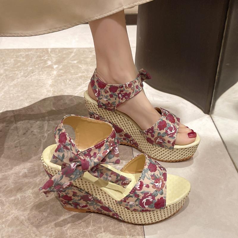 Сандалии с темпераментом Летние Универсальные Нескользящие Женская Обувь Роскошные Толстые Элегантные Высокие Каблуки Классические Ретро Цветочные Шлепанцы 2026 35 розовый 2240₽