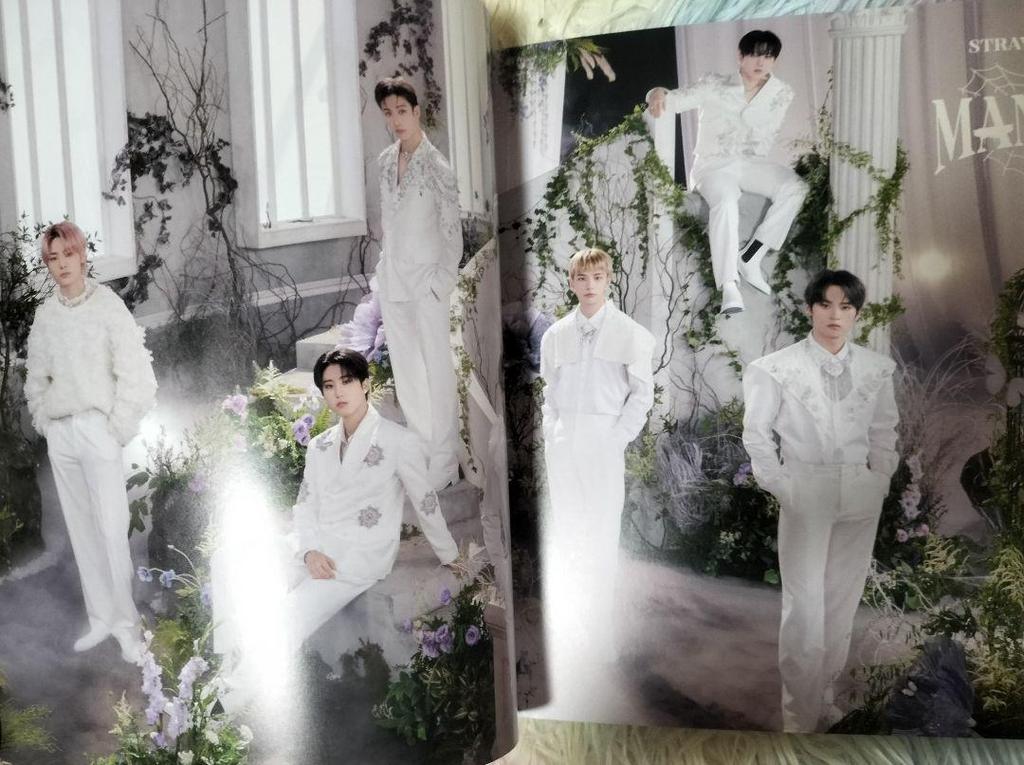 [USED] StrayKids 2nd Waltz "MANIAC" Uncon Pamphlet Photobook