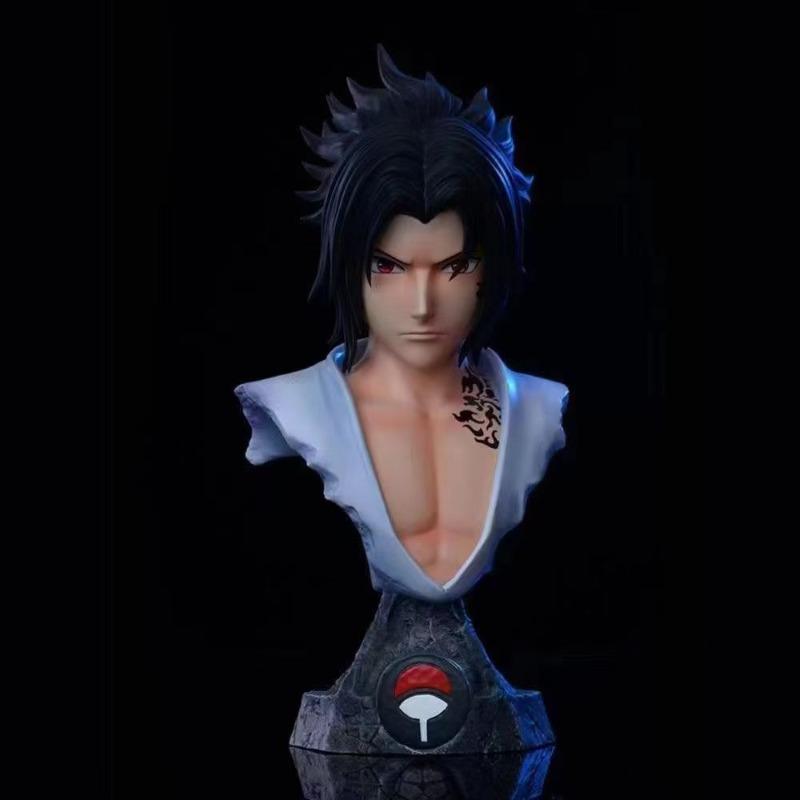 Naruto in der Hand gehalten mit einheimischer Naruto Sasuke Frettchenbüste Gedenkmodellauto Chassis Ornamente Puppe.