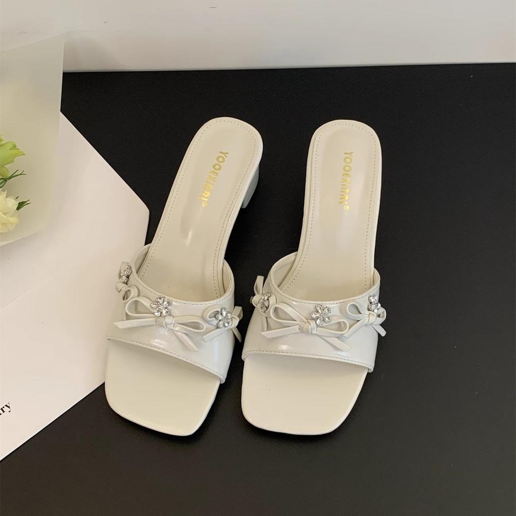 French Medium Heel Open-toed Cool Slippers Outer Wear Women's Shoes 2025 New Summer Rhinestone Bow Thick Heel One-word Drag