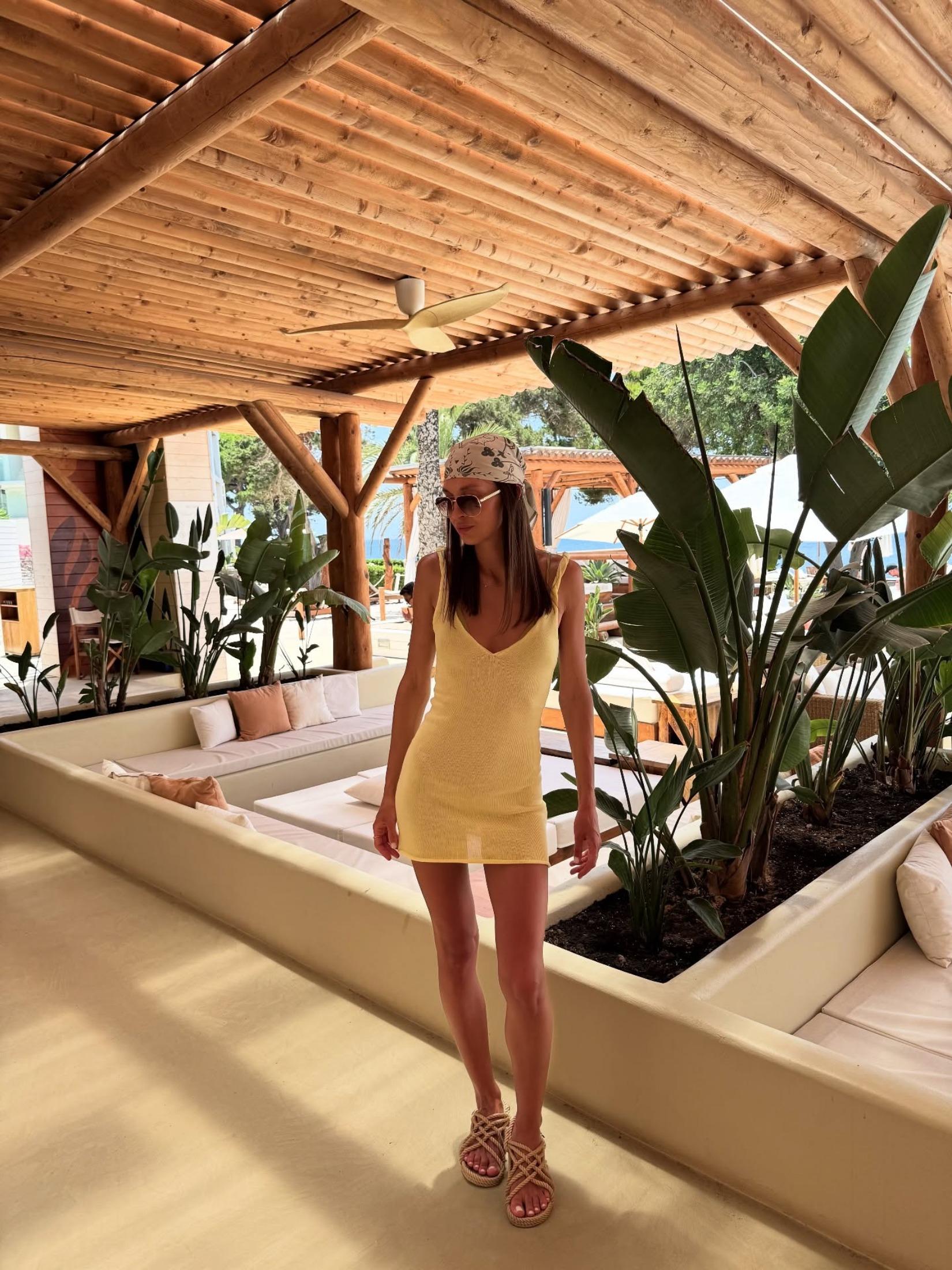 

Сексуальное мини-платье пляжного цвета сливочного масла 2025 Женский летний купальник Накидка Шикарные бретели V-образный вырез Без рукавов Платья для праздничной вечеринки K215 S жёлтый