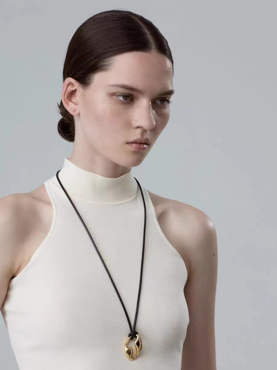 

Gold High-End Retro T-Bar Necklace for Women - Autumn/Winter Niche Sweater Chain Design