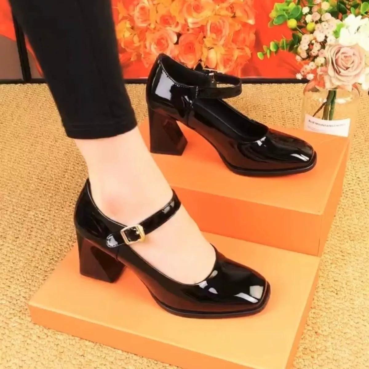 

2025 Spring and Autumn Women s Shoes Patent Leather One-word Square Head Leather Shoes Medium Coarse Heel Wear-resistant Soft Leather Mary Jane Shoes 35 чёрный